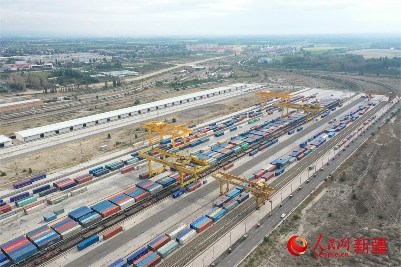 8月8日，在霍爾果斯口岸換裝廠區(qū)，工人正在進行吊箱作業(yè)。 人民網(wǎng)記者 張力洋攝