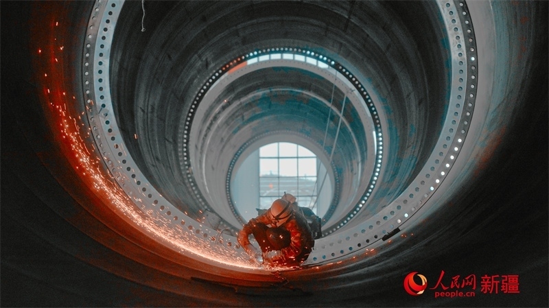 中國水利水電四局（塔城）裝備制造基地，工人們正在開展作業(yè)。 人民網(wǎng) 李欣洋攝