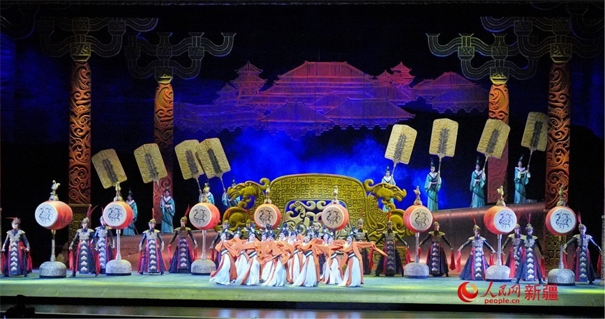第六屆中國新疆國際民族舞蹈節(jié)開幕式上演出的歷史題材舞劇《張騫》。 人民網(wǎng) 李欣洋攝