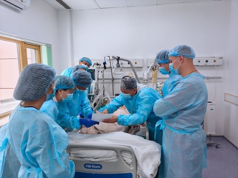 中哈專家團隊完成哈國首例離體肝切和自體肝移植術。 新疆醫(yī)科大學第一附屬醫(yī)院供圖