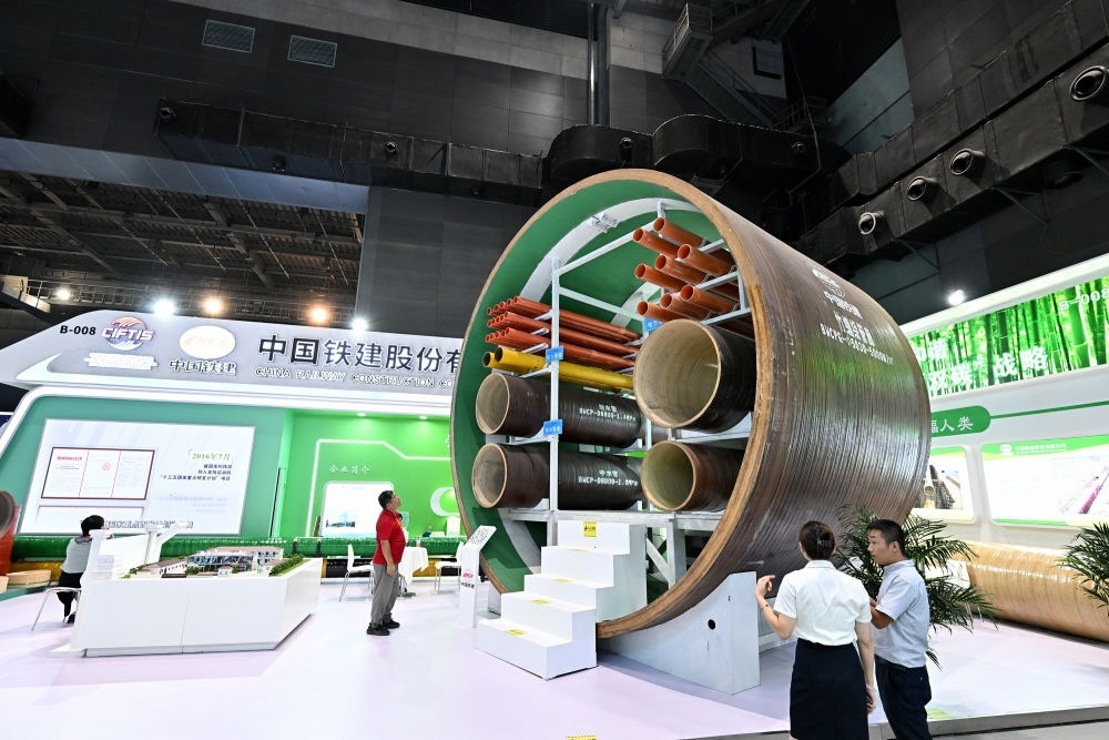 9月2日，在國(guó)家體育館舉行的服貿(mào)會(huì)環(huán)境服務(wù)專題展上，客商在中國(guó)鐵建展位竹纏繞管廊旁了解信息。新華社記者 李鑫 攝