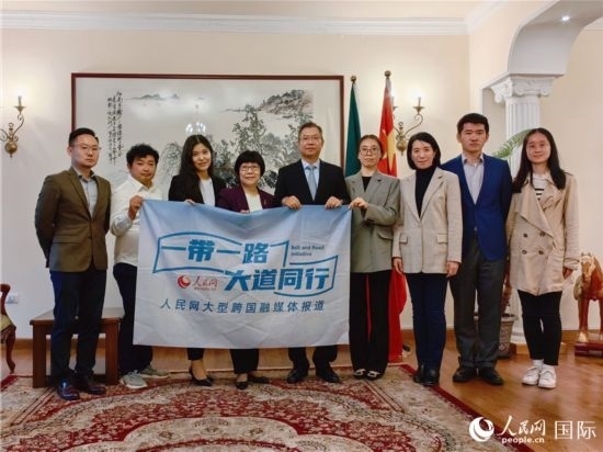 胡長春大使、駐非盟使團(tuán)工作人員與人民網(wǎng)記者合影。