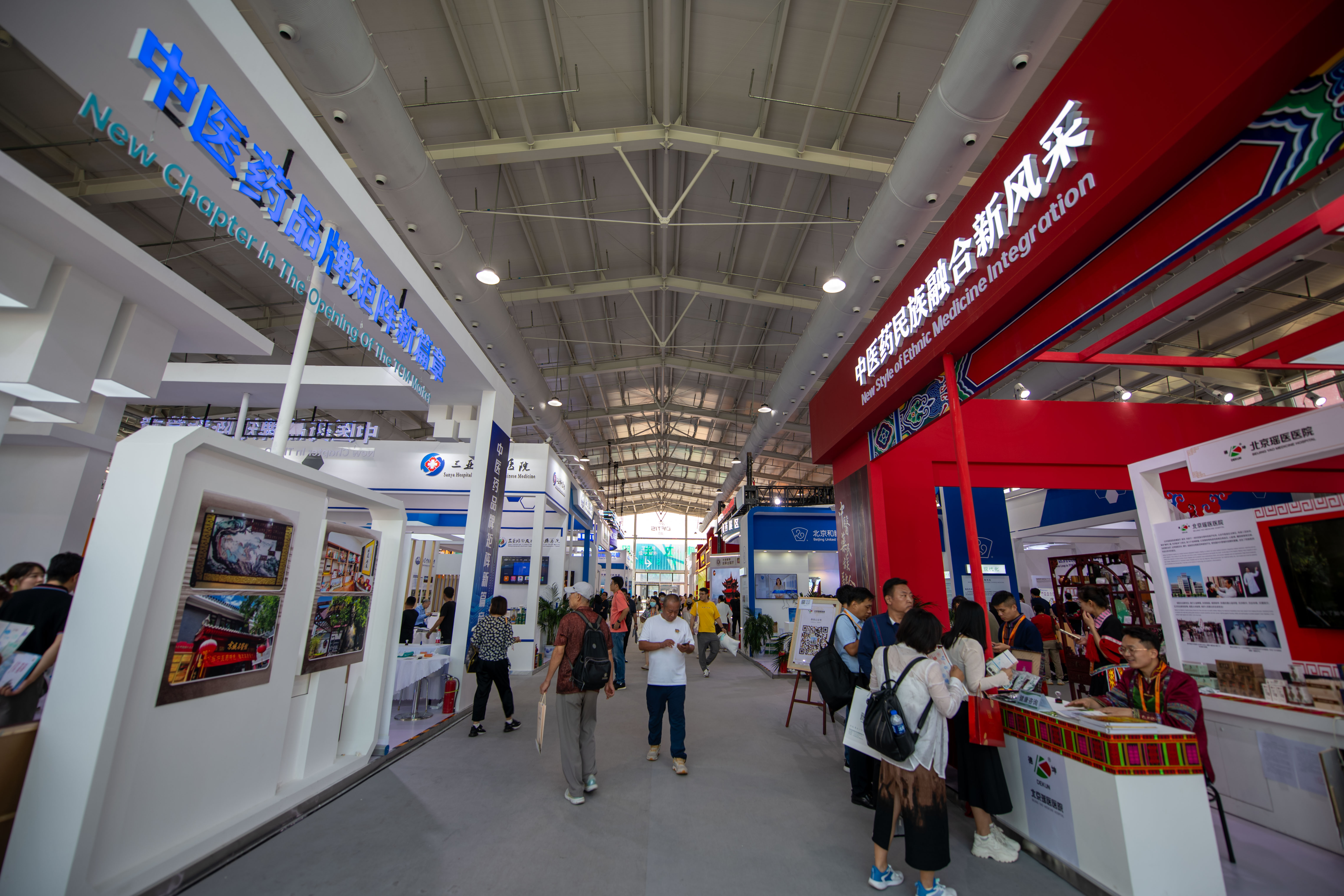 在位于首鋼園的健康衛(wèi)生服務(wù)展區(qū)，觀眾正在參觀。人民網(wǎng)記者 翁奇羽攝