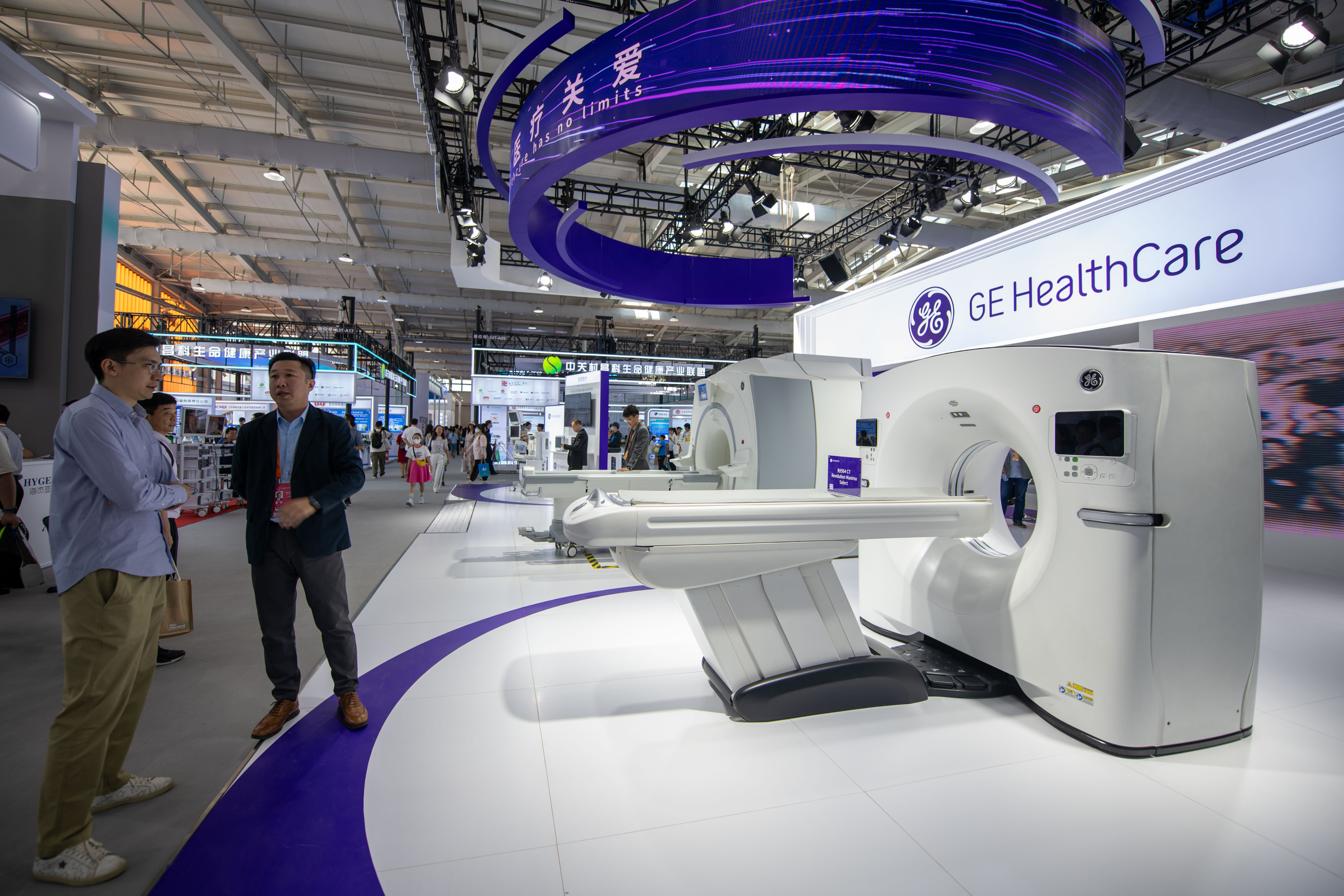 9月3日，在位于首鋼園的健康衛(wèi)生服務(wù)展區(qū)，觀眾正在參觀GE展臺。人民網(wǎng)記者 翁奇羽攝