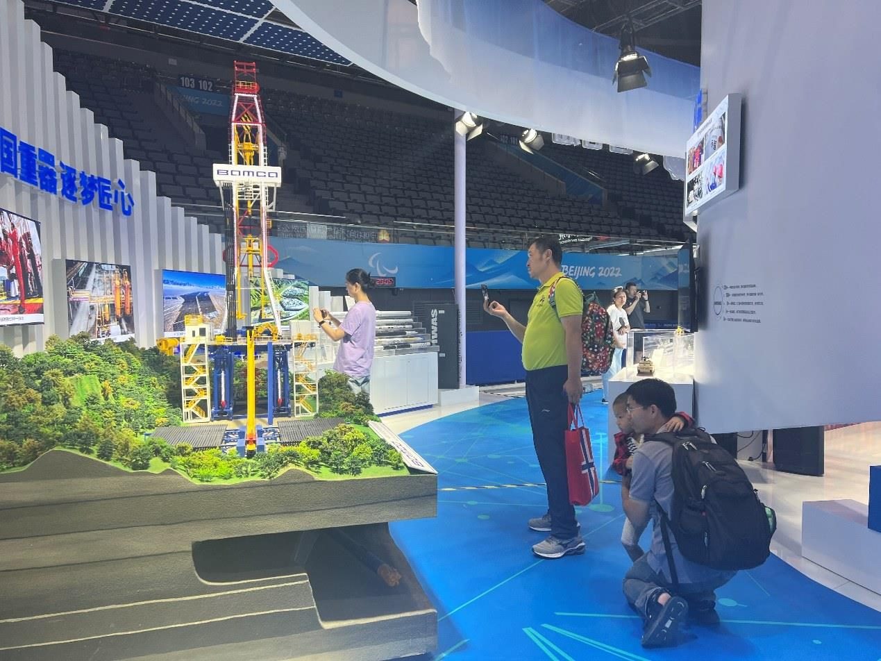 觀展群眾在國家體育館環(huán)境服務(wù)展區(qū)。人民網(wǎng) 歐陽易佳攝