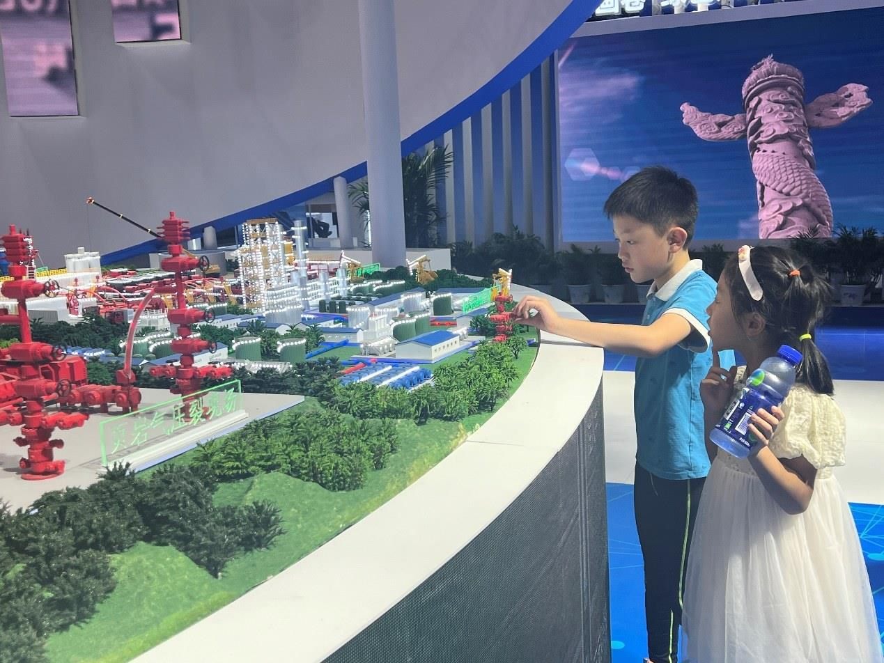 小朋友正在觀看展覽模型。人民網(wǎng) 歐陽易佳攝