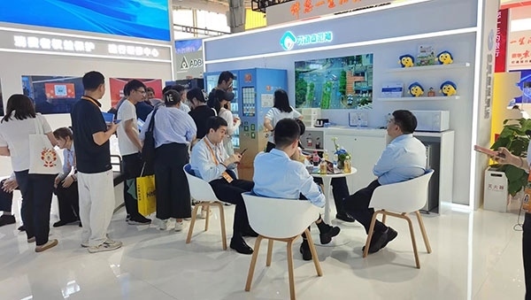 銀行機構(gòu)“勞動者港灣”的服務(wù)理念，吸引觀展群眾上前咨詢。人民網(wǎng)記者 李彤?dāng)z