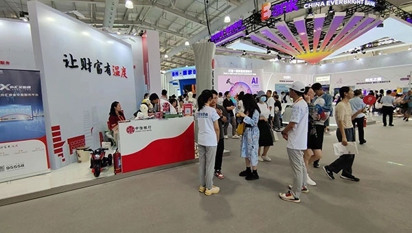 在銀行展臺，“溫度”成為了高頻詞匯。人民網(wǎng)記者 李彤?dāng)z