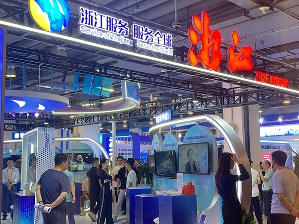 在浙江省交易團展區(qū)，數(shù)字支付技術(shù)吸引了觀展群眾的目光。人民網(wǎng)記者 李彤?dāng)z