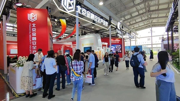 金融安全、投資者教育是金融服務(wù)展區(qū)知識科普的重要展示環(huán)節(jié)。人民網(wǎng)記者 李彤?dāng)z