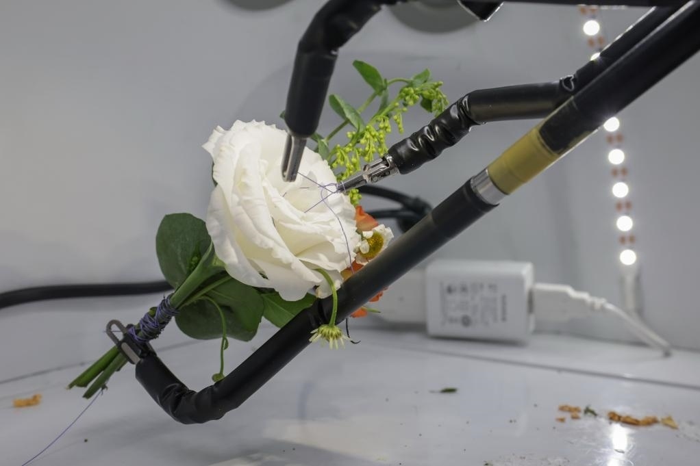 9月4日，在服貿(mào)會首鋼園區(qū)北京友誼醫(yī)院展臺，圖邁單臂腔鏡手術(shù)機器人用手術(shù)線打結(jié)。新華社記者 張玉薇 攝