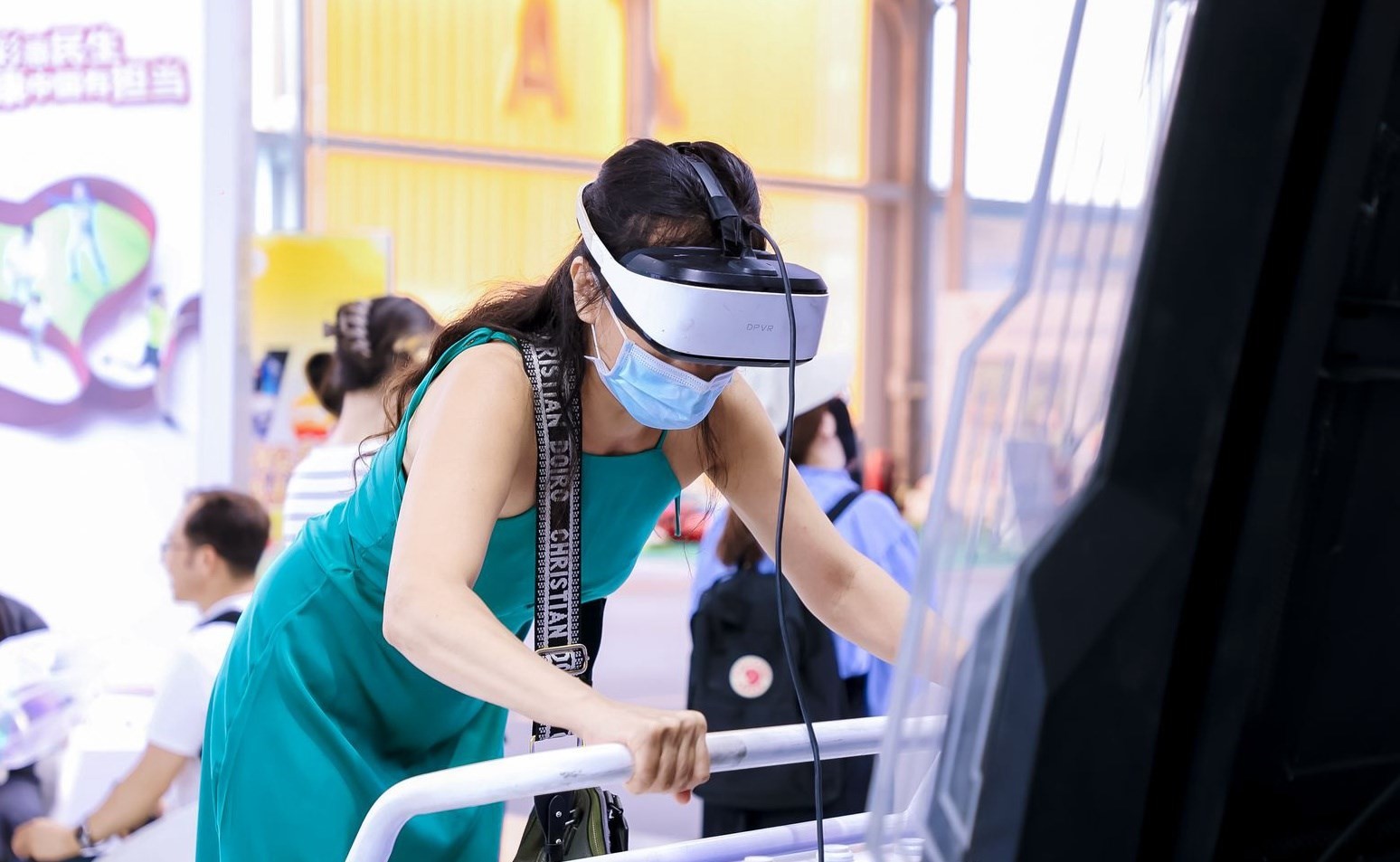 觀眾參與AI體驗(yàn)。圖片來(lái)源：中國(guó)國(guó)際服務(wù)貿(mào)易交易會(huì)