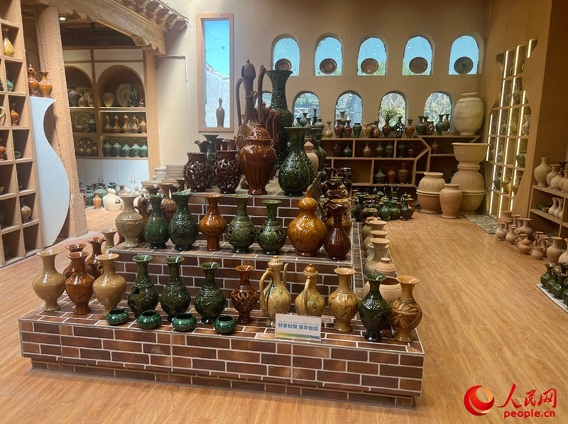 土陶展覽館內(nèi)展示的精美土陶制品。人民網(wǎng)記者 常雪梅攝