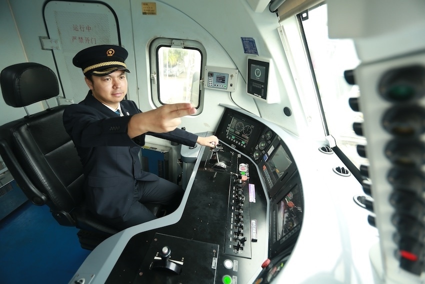 發(fā)車前，仲俊斕確認(rèn)儀表、指示燈狀態(tài)正常。成都機(jī)務(wù)段供圖