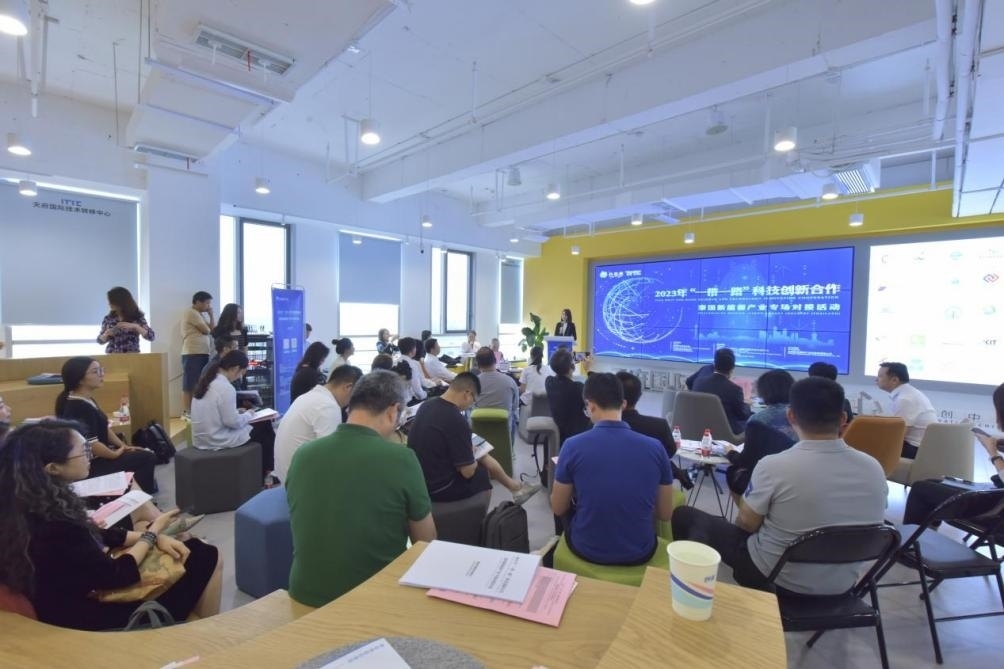 在天府國際技術(shù)轉(zhuǎn)移中心承辦的2023年“一帶一路”科技創(chuàng)新合作——泰國新能源產(chǎn)業(yè)專場對(duì)接活動(dòng)中，中泰企業(yè)機(jī)構(gòu)達(dá)成了合作意向。天府國際技術(shù)轉(zhuǎn)移中心供圖