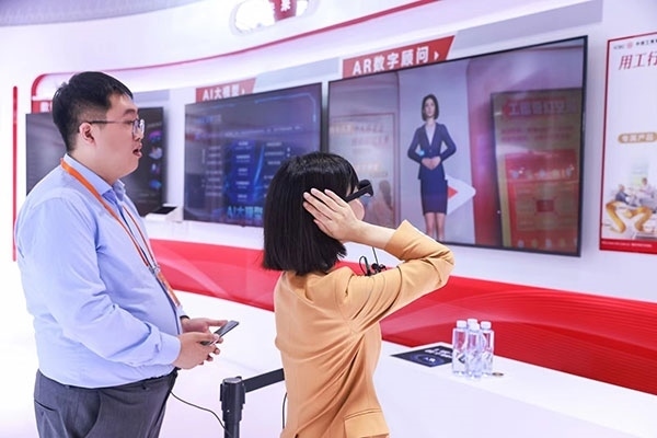 在工商銀行展臺，數(shù)字員工“工曉伴”與觀展游客互動。受訪者供圖