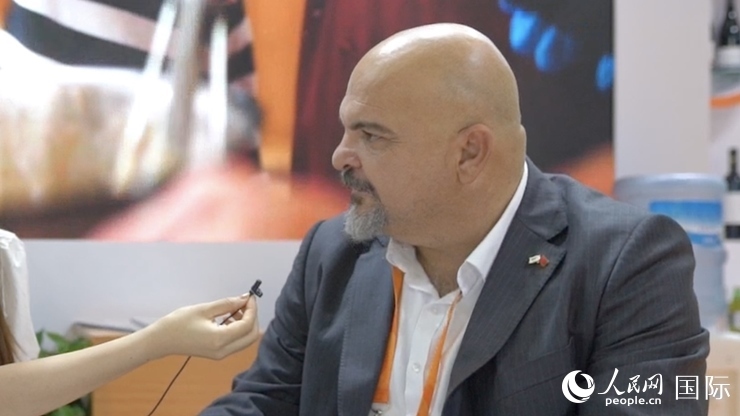 塞浦路斯首席經(jīng)濟(jì)商務(wù)參贊歐陽(yáng)路接受記者采訪。人民網(wǎng) 王禹蘅攝