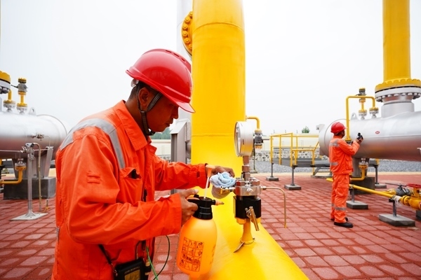 西氣東輸湖廣輸氣分公司員工在投產(chǎn)現(xiàn)場進(jìn)行天然氣驗漏檢測。唐瑋峰攝