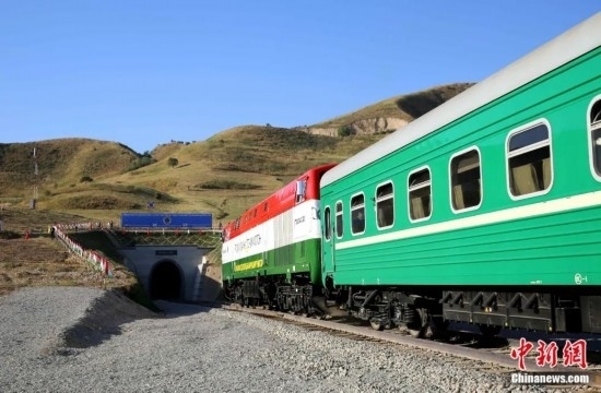 2016年8月24日，塔吉克斯坦“瓦赫達(dá)特-亞灣”鐵路通車(chē)。這是絲綢之路經(jīng)濟(jì)帶框架下首個(gè)開(kāi)工并建成的鐵路項(xiàng)目，具標(biāo)志性意義。圖為火車(chē)進(jìn)入由中鐵十九局集團(tuán)有限公司承建的隧道。文龍杰 攝