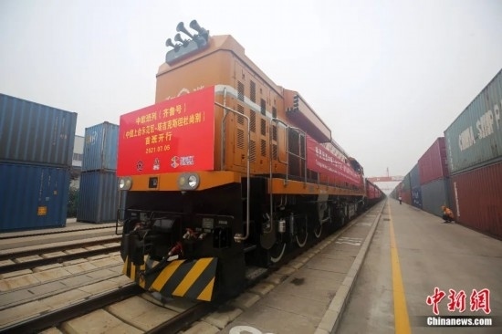 2021年7月5日，中國(guó)—上海合作組織地方經(jīng)貿(mào)合作示范區(qū)（簡(jiǎn)稱“上合示范區(qū)”）前往塔吉克斯坦首都杜尚別的首班中歐班列（齊魯號(hào)）“上合快線”發(fā)出，從上合示范區(qū)青島多式聯(lián)運(yùn)中心啟程，為中國(guó)及日本、韓國(guó)等周邊國(guó)家和地區(qū)與塔吉克斯坦經(jīng)貿(mào)往來(lái)提供了全新的物流解決方案。胡耀杰 攝