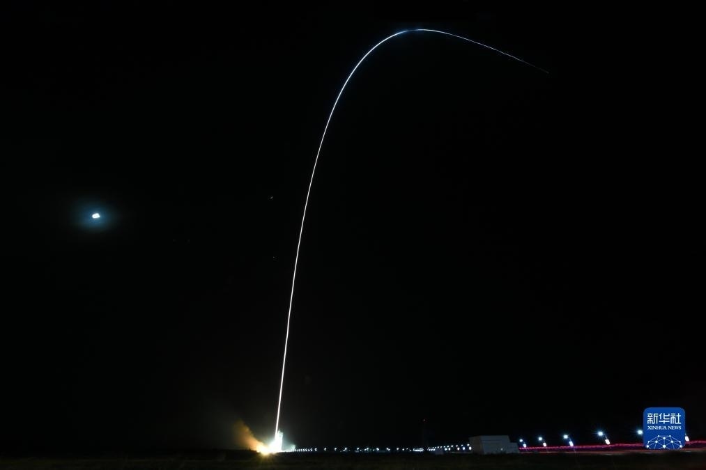 9月7日02時(shí)14分，我國(guó)在酒泉衛(wèi)星發(fā)射中心使用長(zhǎng)征四號(hào)丙運(yùn)載火箭，成功將遙感三十三號(hào)03星發(fā)射升空，衛(wèi)星順利進(jìn)入預(yù)定軌道，發(fā)射任務(wù)獲得圓滿成功。新華社發(fā)（汪江波 攝）