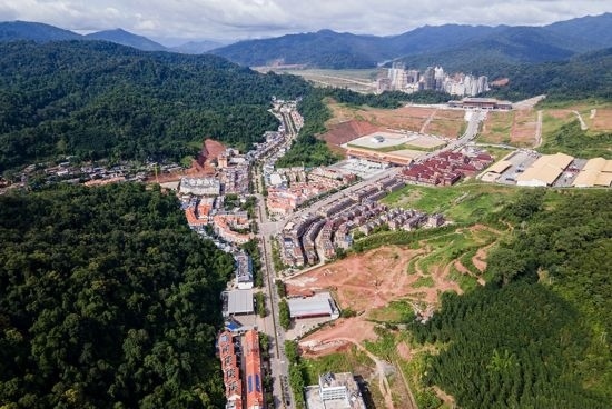 磨憨口岸俯瞰，右前方高層白色建筑群為老撾境內(nèi)。人民網(wǎng)記者 符皓攝