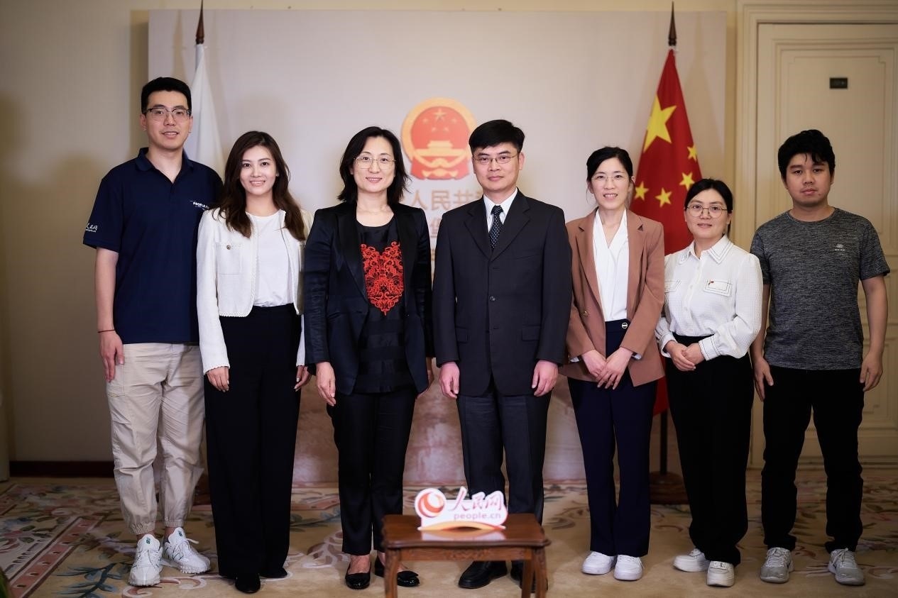 中國駐圣彼得堡副總領(lǐng)事張曉慶（左四）與人民網(wǎng)記者合影。