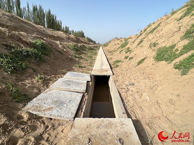 打開蓋板，可見水在寬一米、深一米的渠道內(nèi)暢通流過。人民網(wǎng)記者 常雪梅攝