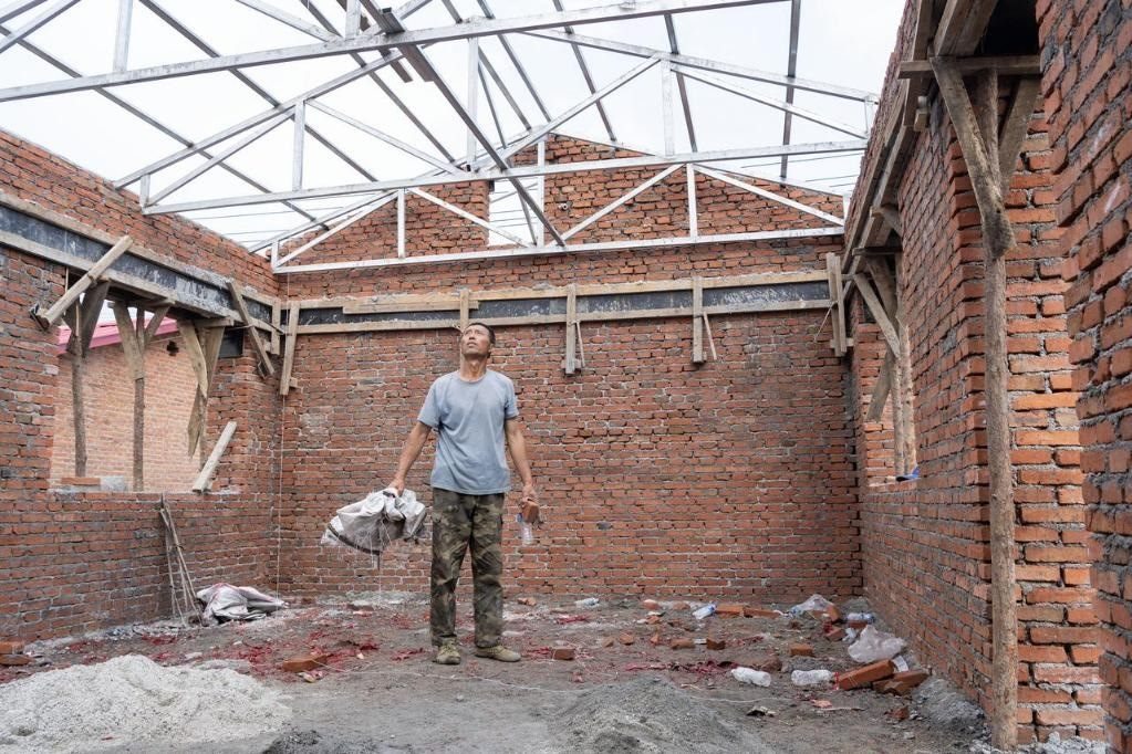 近日，在黑龍江省尚志市老街基鄉(xiāng)基豐村，村民劉環(huán)茂查看新建的房屋。新華社記者 謝劍飛 攝