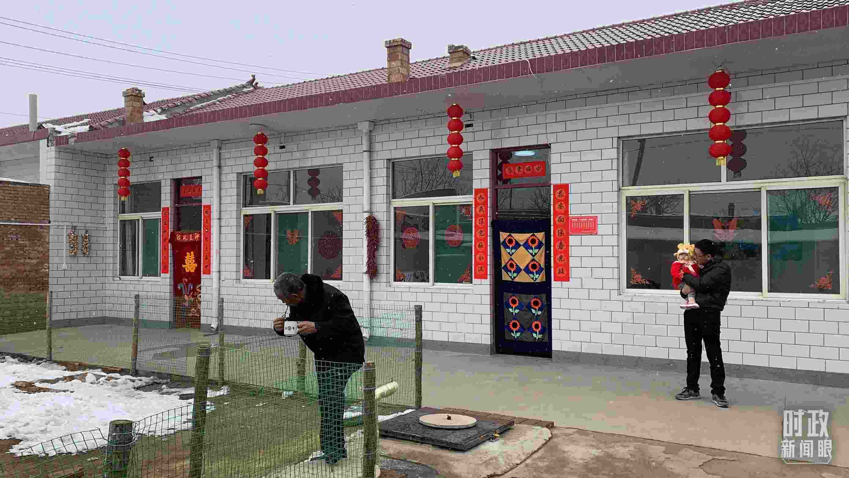 △ 當年春節(jié)來臨之前，馮南垣村受災(zāi)村民全部搬進了新家。（總臺央視記者段德文拍攝）