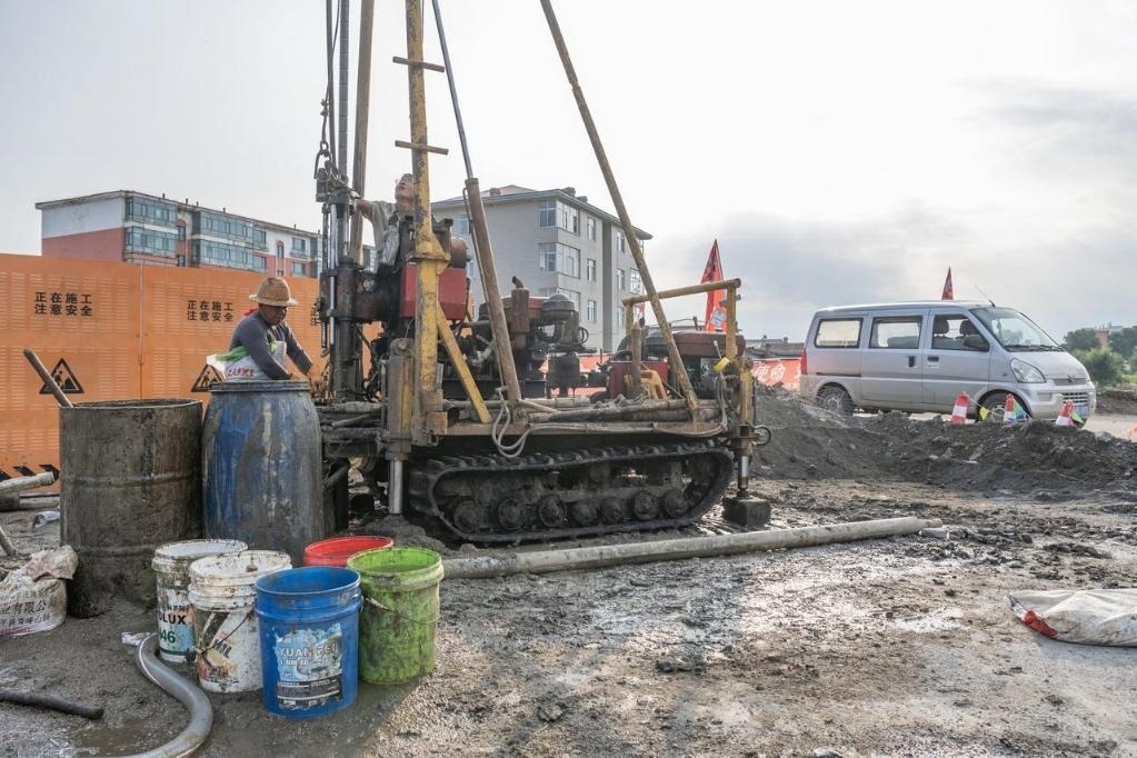 近日，在黑龍江省尚志市老街基鄉(xiāng)，施工人員正在作業(yè)。新華社記者 謝劍飛 攝