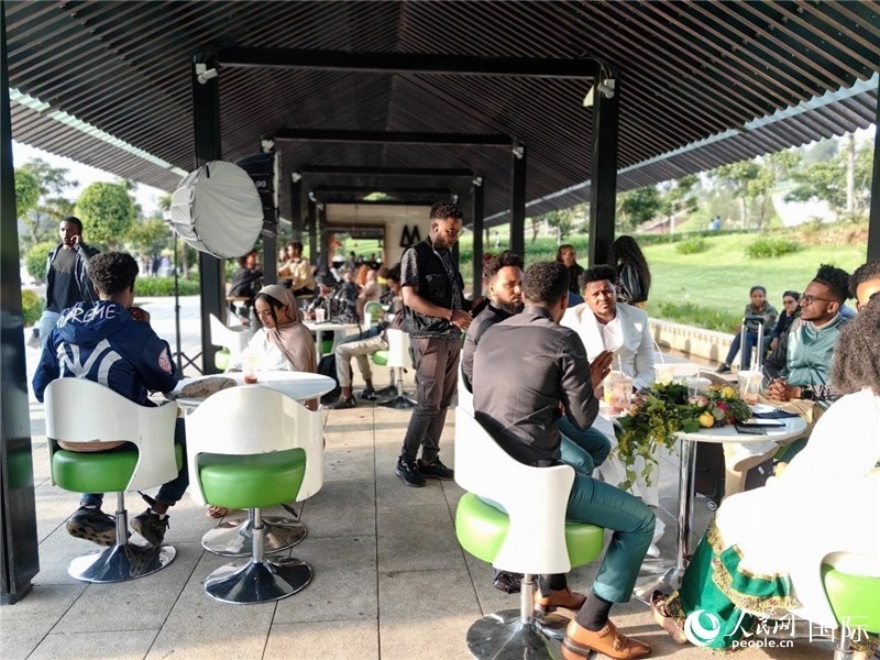 友誼廣場(chǎng)的果汁店一座難求。人民網(wǎng)記者 陳星星攝