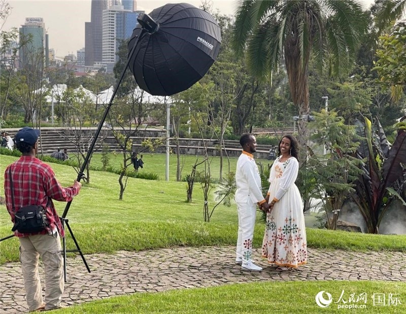 一對(duì)新人在友誼廣場(chǎng)拍照。人民網(wǎng)記者 趙艷紅攝