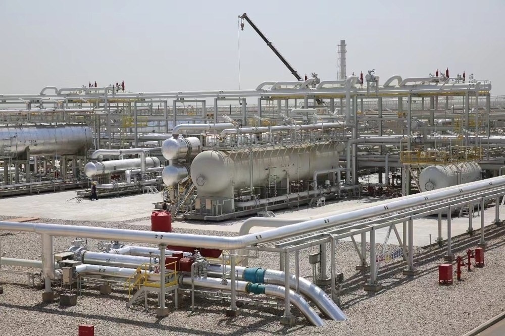 圖為位于伊拉克米桑省阿瑪拉市，由中國(guó)石油、道達(dá)爾、馬來(lái)西亞石油合資建設(shè)的哈法亞油田油氣處理站。中國(guó)石油哈法亞公司/供圖