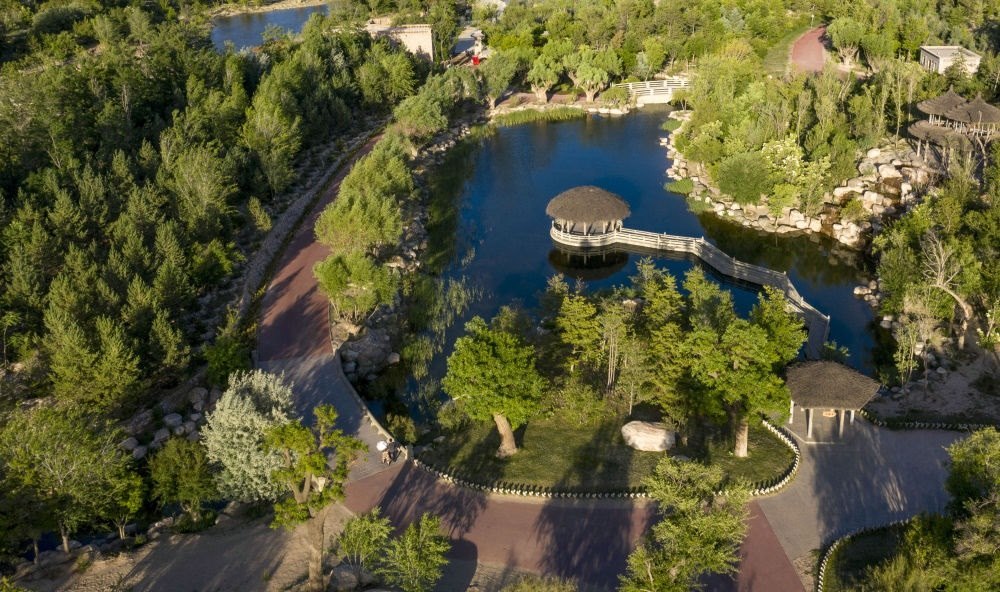 坐落在寧夏銀川市賀蘭山腳下的賀蘭山運(yùn)動(dòng)休閑公園（2021年5月27日攝，無(wú)人機(jī)照片）。這里曾是一片砂石采礦塌陷區(qū)，當(dāng)?shù)赝ㄟ^(guò)植被景觀再造、水系建設(shè)、現(xiàn)代管網(wǎng)鋪建等手段，重新利用廢石、廢坑及各類(lèi)廢棄建筑材料，把這里變成一座免費(fèi)開(kāi)放的主題公園。新華社記者 馮開(kāi)華 攝