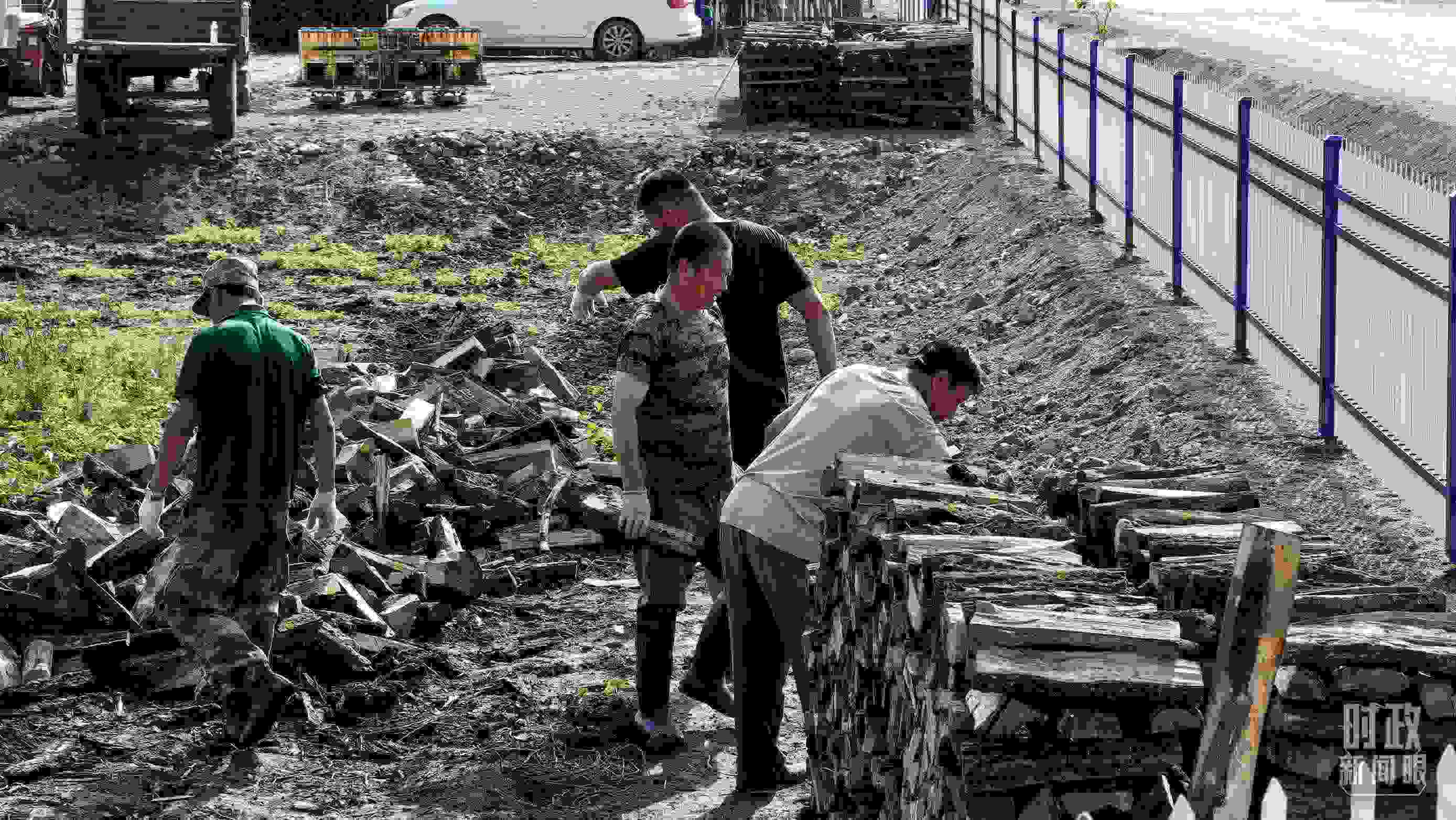 △村民正在整理家中被洪水沖垮的柴火垛。（總臺央廣記者潘毅拍攝）