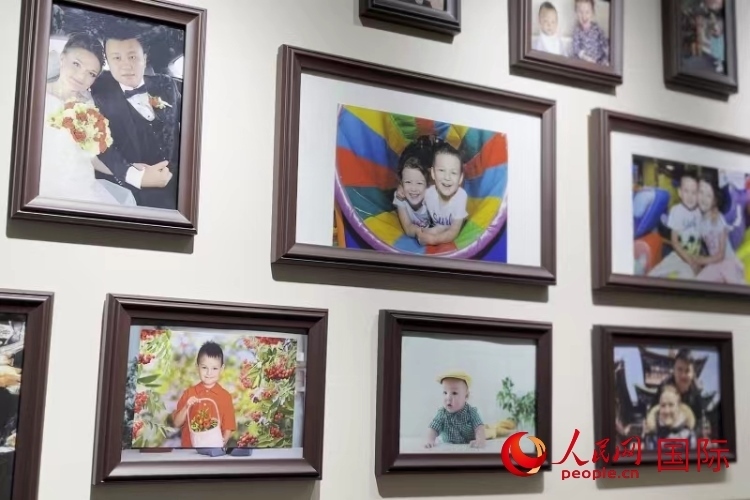 照片墻記錄每個(gè)幸福的瞬間。 人民網(wǎng) 皇甫萬(wàn)里攝