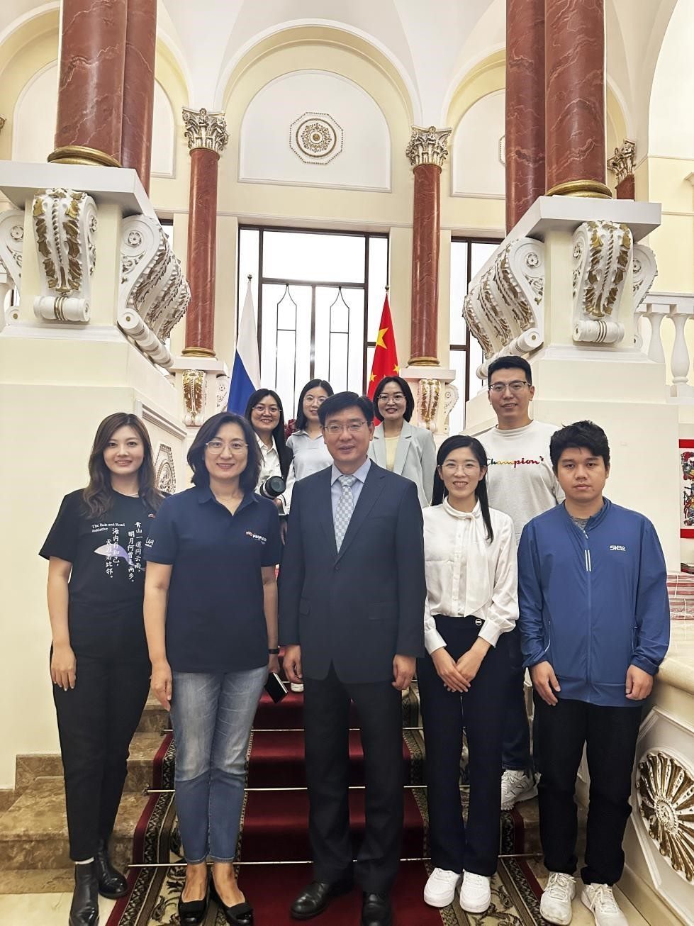 中國駐俄羅斯大使館公使銜文化參贊、莫斯科中國文化中心主任封立濤（前排中）與人民網(wǎng)記者合影。