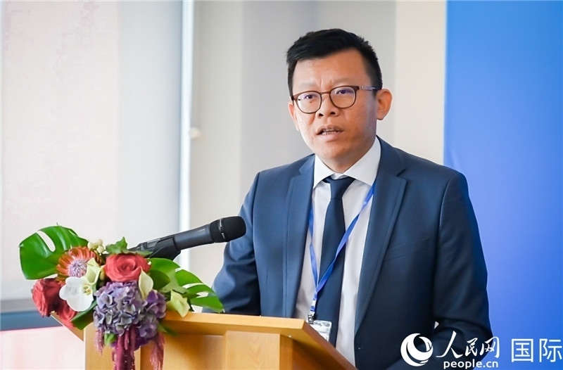 圖為中遠(yuǎn)海運(yùn)(歐洲)公司副總裁李震宇致辭。人民網(wǎng) 郭錦標(biāo)攝