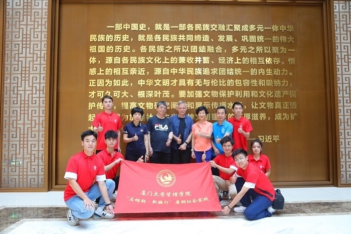 潘維廉和實踐隊師生在昌吉州博物館合影。主辦方供圖