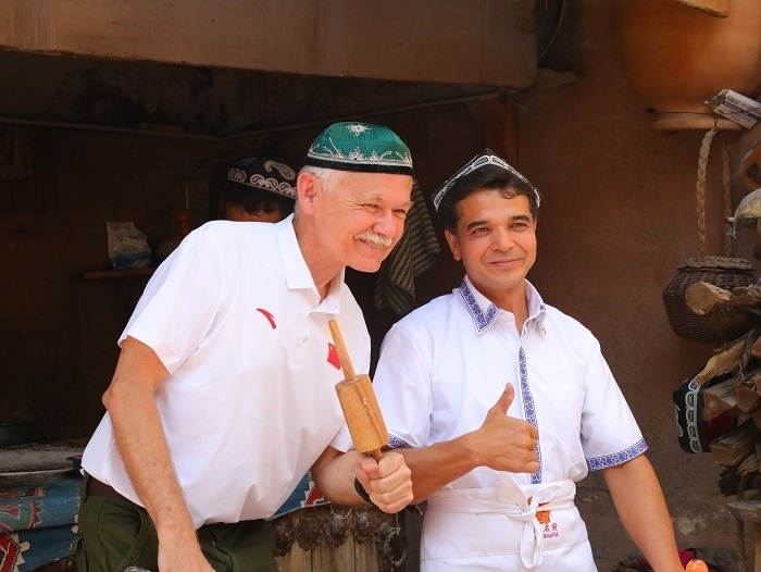 潘維廉和維吾爾族創(chuàng)業(yè)青年合影。主辦方供圖