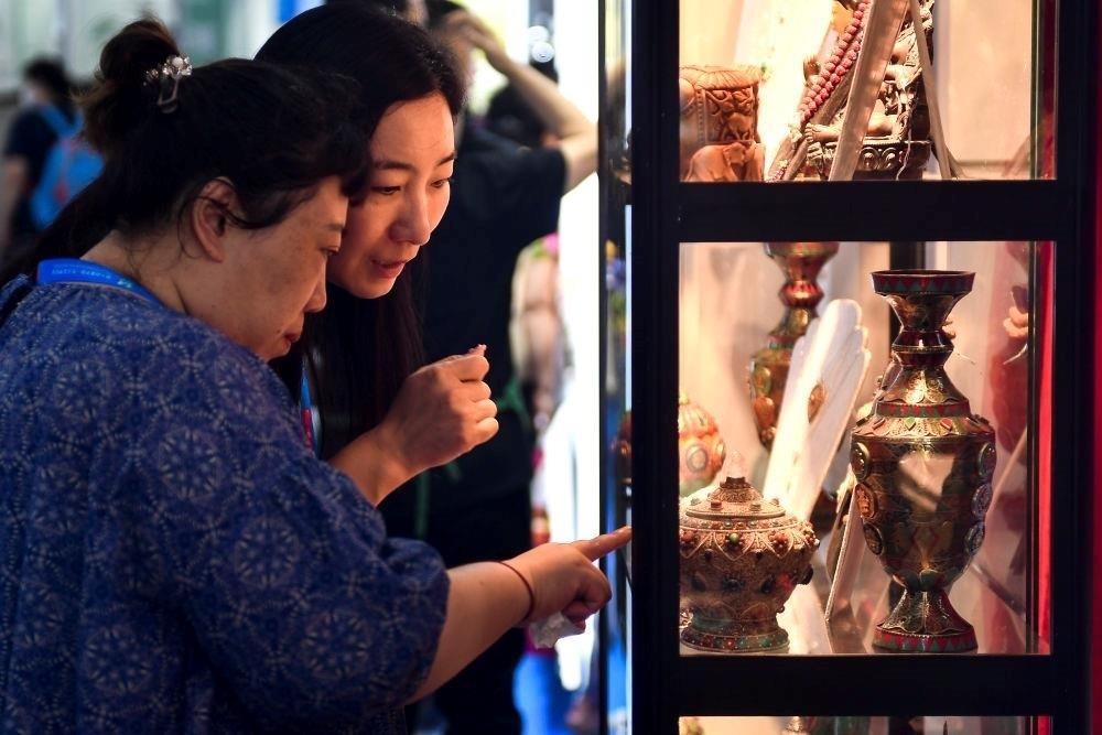 △2023年8月24日，參觀者在第十四屆中國(guó)—東北亞博覽會(huì)現(xiàn)場(chǎng)選購(gòu)尼泊爾特色商品。