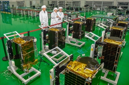 △2022年10月17日，位于吉林長(zhǎng)春的長(zhǎng)光衛(wèi)星技術(shù)股份有限公司科研人員在衛(wèi)星總裝測(cè)試大廳進(jìn)行相關(guān)測(cè)試工作。