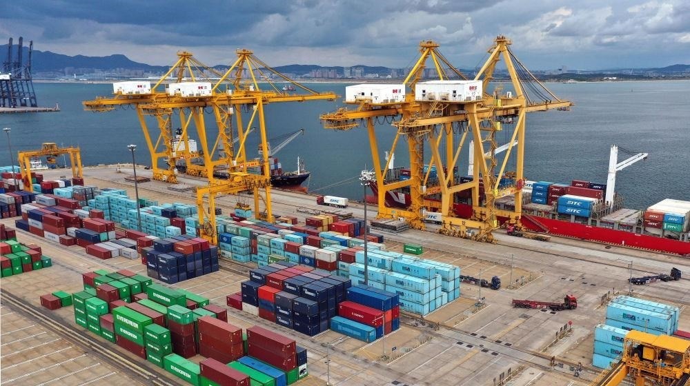 △在遼寧大連市遼寧港口集團(tuán)大連港集裝箱碼頭，貨輪在裝卸集裝箱。