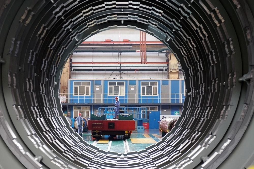 △2023年8月31日，工人在哈電集團(tuán)哈爾濱電機(jī)廠(chǎng)有限責(zé)任公司的水電分廠(chǎng)重型車(chē)間作業(yè)。