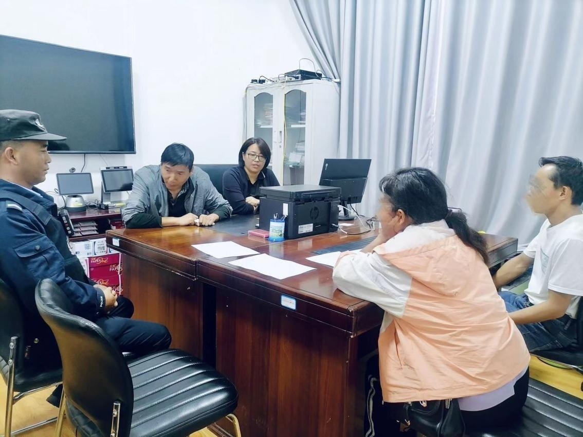 2023年8月4日，和立峰（左二）在調(diào)解一起家庭婚姻糾紛。受訪者供圖