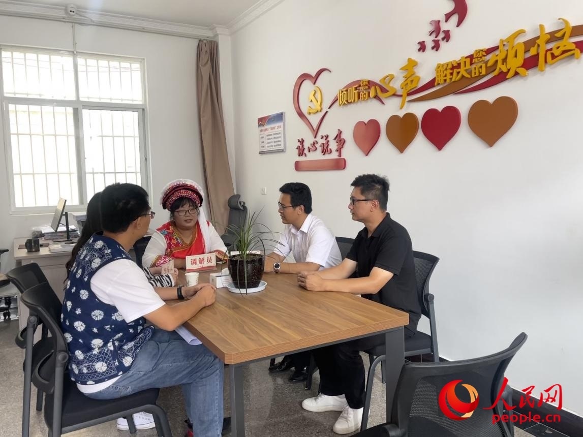 李雪娟（右三）和群眾交流。人民網(wǎng) 周靜圓攝