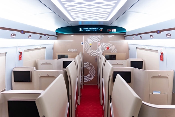 復(fù)興號(hào)亞運(yùn)智能動(dòng)車組列車。上海鐵路局融媒體中心供圖