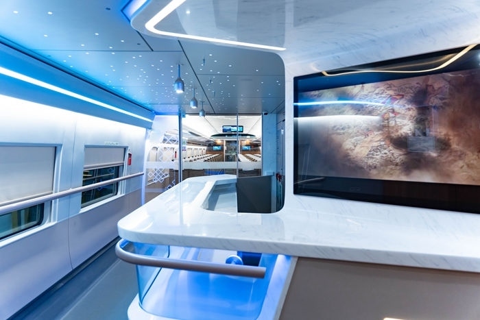 復(fù)興號(hào)亞運(yùn)智能動(dòng)車組列車車廂。上海鐵路局融媒體中心供圖