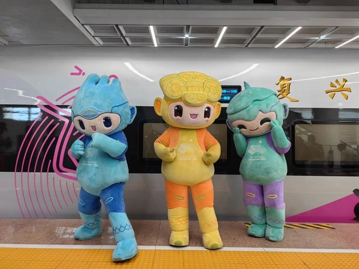 復(fù)興號(hào)亞運(yùn)智能動(dòng)車組列車車廂。上海鐵路局融媒體中心供圖